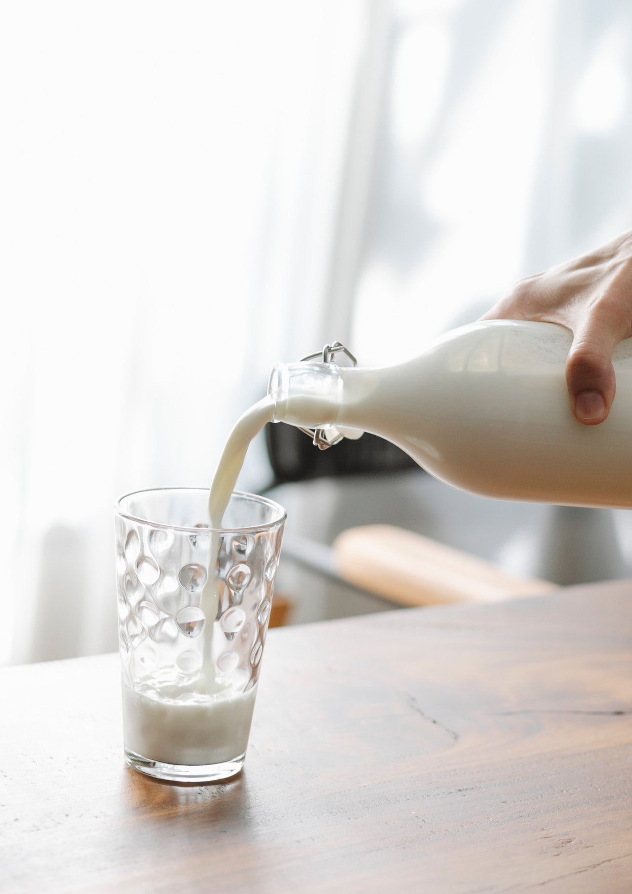 Milk to grow your eyelashes and eyebrows naturally and benefits. Ph. Charlotte May, Pexels