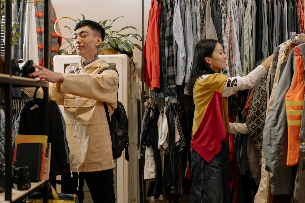 Buying second-hand. Ph. Cottonbro, Pexels