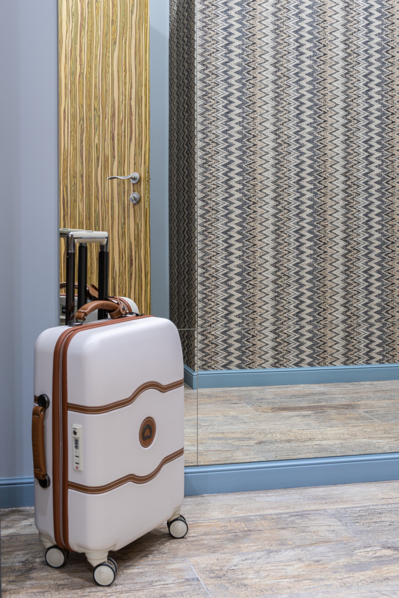 The right luggage for travelling. Ph. Max Vakhtbovych, Pexels 