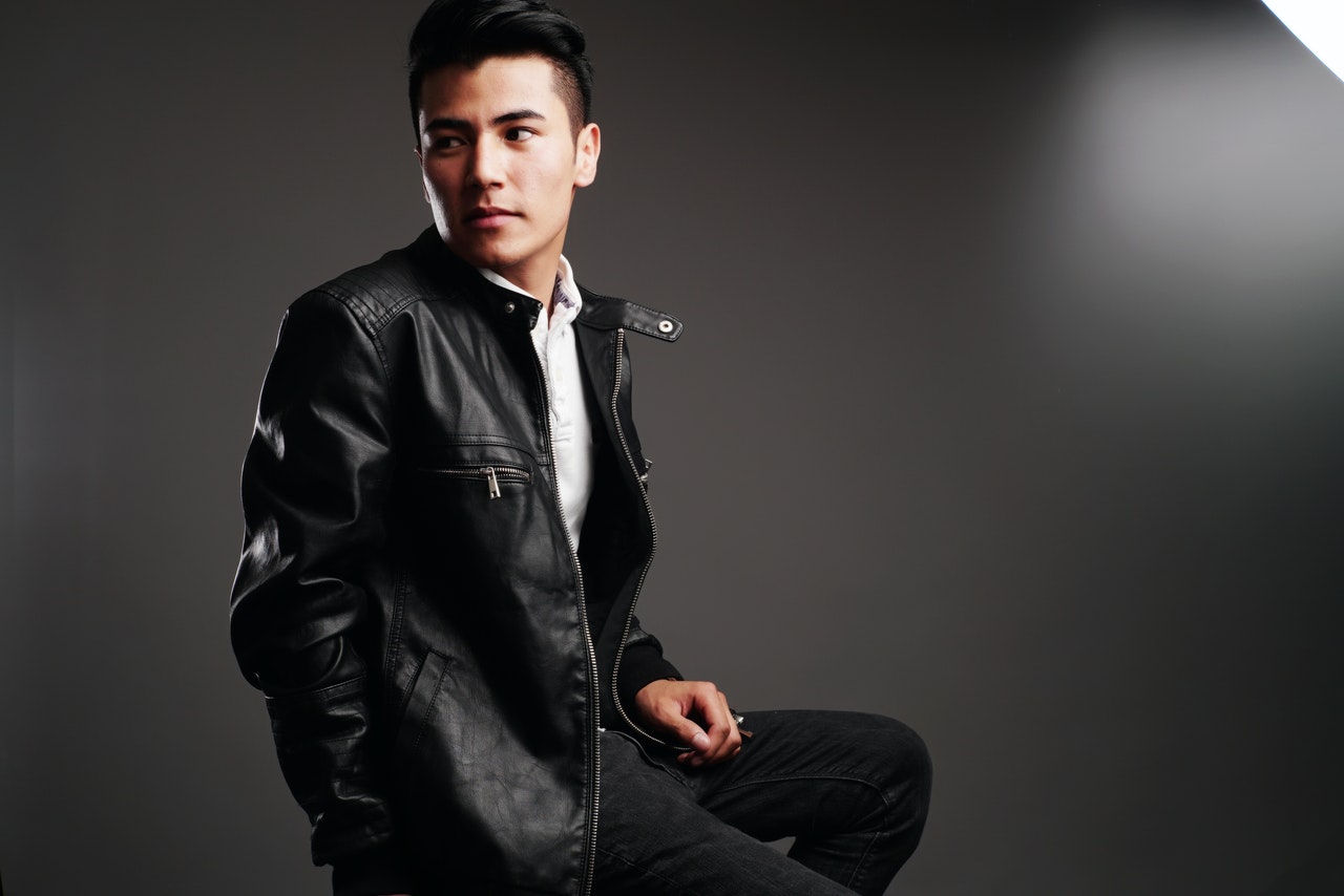 Black leather jacket luxe outfit. Ph. Royal Anwar, Pexels