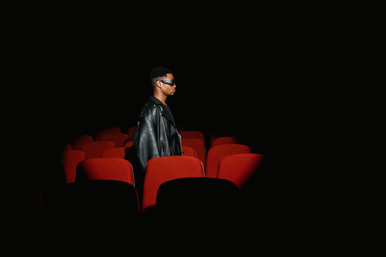How to style black leather jackets. Ph. Tima Miroshnichenko, Pexels