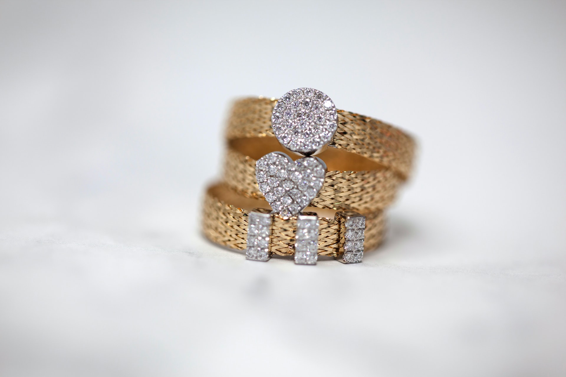 How to Christmas jewellery gifts. Premium jewellery - Ph. Cornelia Ng, Unsplash