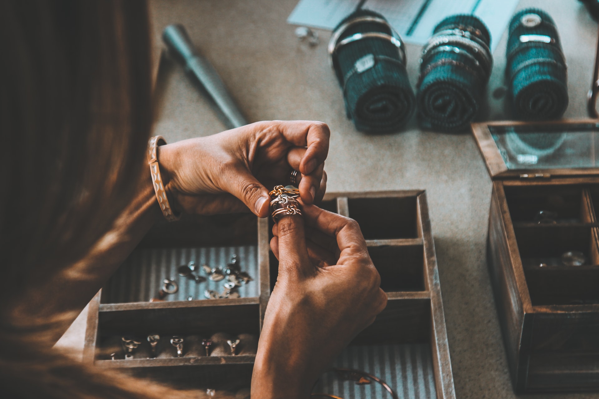 Jewellery gifts  for Christmas - Ph. Kyle Cut Media, Unsplash