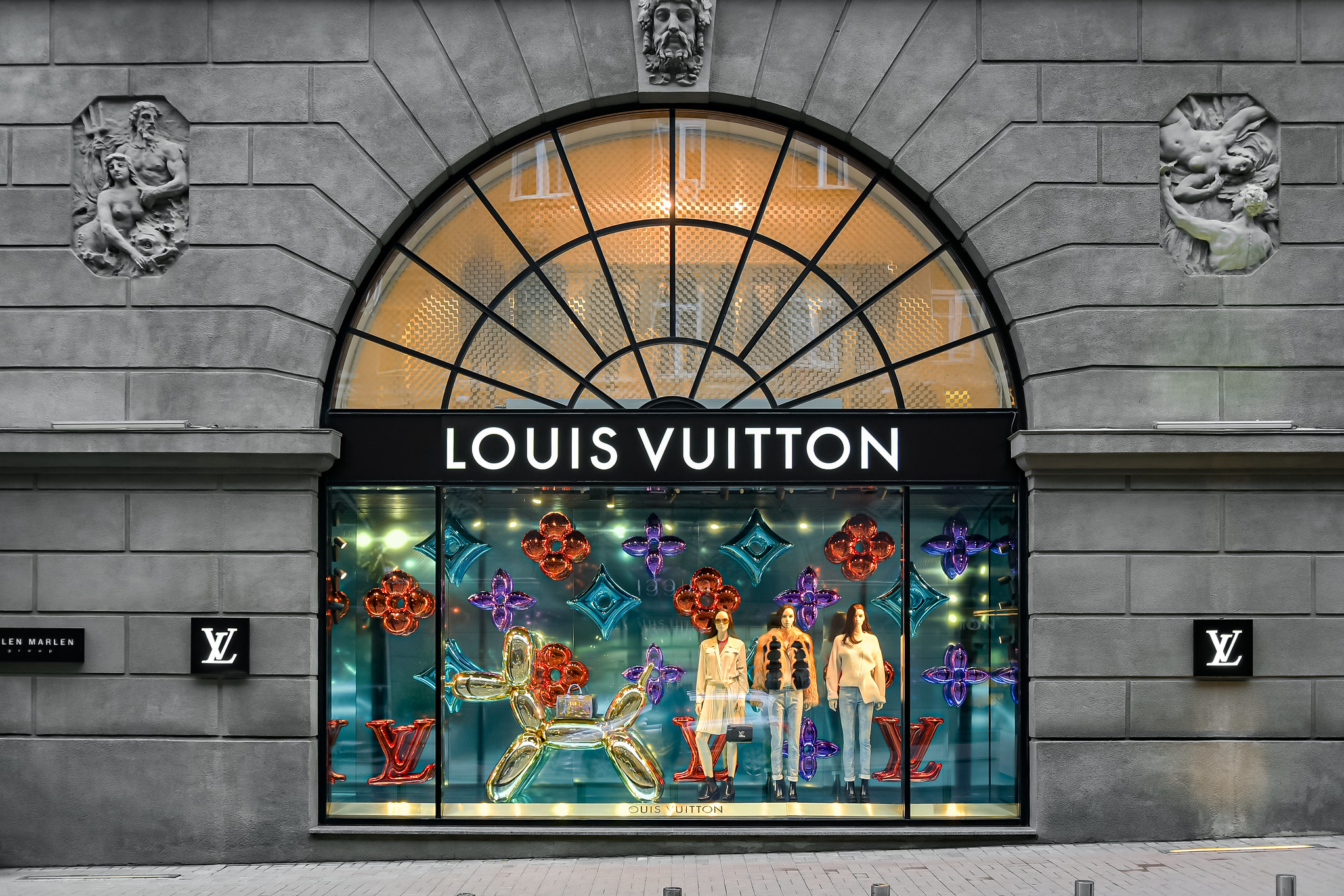 Louis Vuitton Stor front