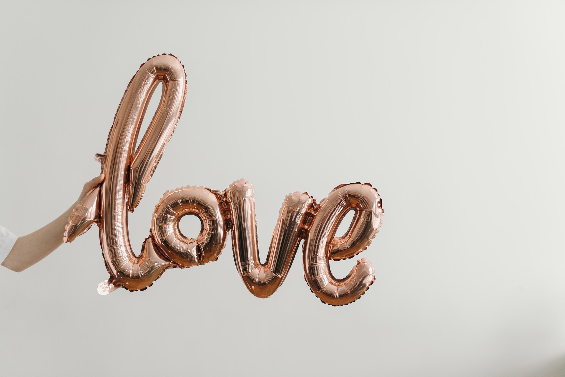 Valentine's day gift ideas. Ph. cottonbro, Pexels